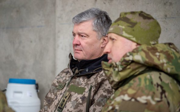 Експрезидент Петро Порошенко привіз бійцям понад півтисячі бронежилетів, шоломи, генератори і бойлери