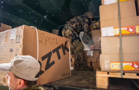 Экс-президент Петро Порошенко привез бойцам более полутысячи бронежилетов, шлемы, генераторы и бойлеры