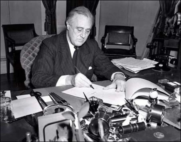 Президент США Франклін Рузвельт підписав закон про ленд-ліз 11 березня 1941 року. За документом допомогу від Сполучених Штатів отримали Великобританія, Франція, Китай та СРСР. Фото: uk.wikipedia.org