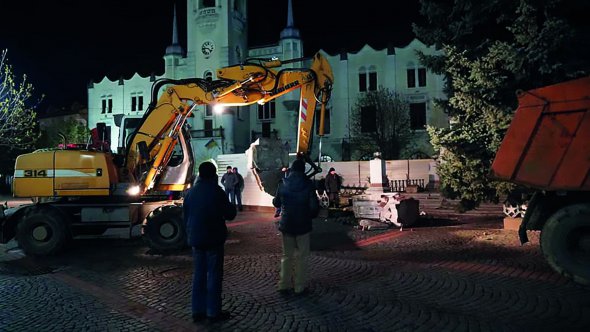 Робітники демонтують радянський обеліск слави у центрі Мукачева на Закарпатті уранці 19 квітня. Поховання загиблих солдатів перенесуть на центральне кладовище міста