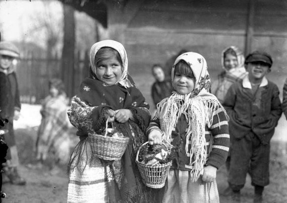 Українці традиційно на святкування Великодня одягали найкраще вишите вбрання.
