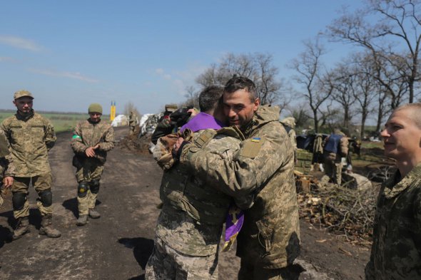 Військовий капелан благословляє українських солдатів у неділю 