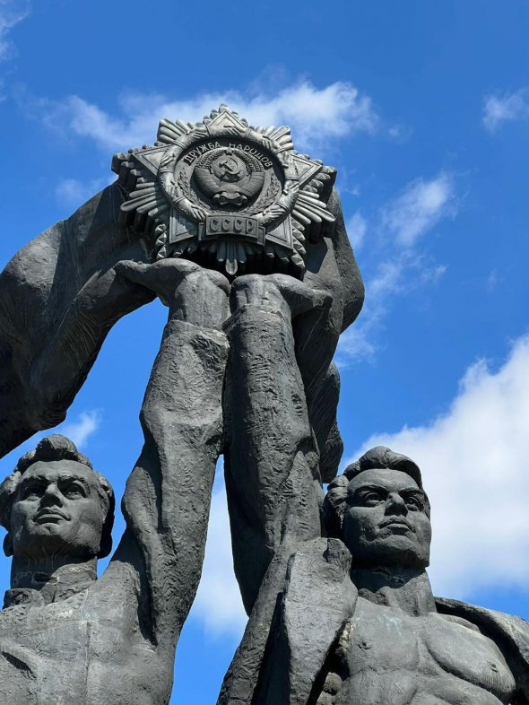 Скульптуру "Дружба народів" встановили 1982 року до 60-ліття заснування СРСР та з нагоди "святкування 1500-річчя Києва".