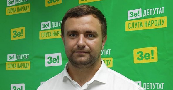 Олексій Ковальов обирався від партії "Слуга народу" округу в Херсонській області.