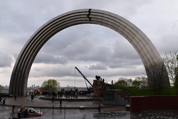 В Киеве демонтировали скульптуру двух рабочих из ансамбля "Дружбы народов"