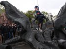 У Києві демонтували скульптуру двох робітників із ансамблю "Дружби народів"