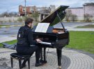 Литовський піаніст Даріус Мажинтас зіграв на підтримку України