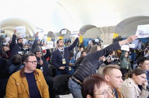 Українські та міжнародні журналісти взяли участь у пресконференції президента України Володимира Зеленського 23 квітня на одній зі станцій метро в Києві