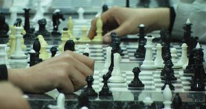 Гра в шахи покращує пам’ять. Це один із найкращих тренажерів для мозку, що розвиває ліву та праву півкулі