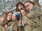 Французская художница добавляет всемирно известные образы на фото с войны в Украине