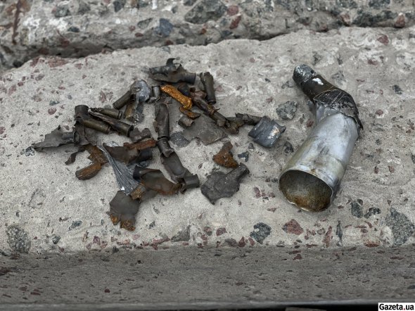 Во многих местах остались остатки от снарядов, ракет, лежат использованные пули
