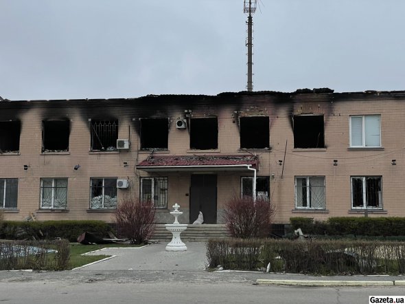 Районний відділ поліції у селищі Макарів згорів унаслідок бомбардувань рашистами