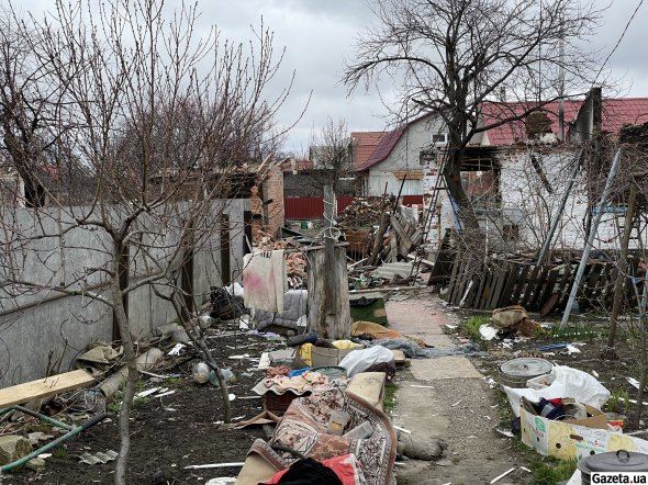 Через постійні обстріли росіянами люди не могли вивезти тіла померлих. Їх ховали просто у дворах