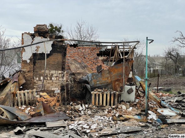 Частные жилые дома поближе к выезду из Макарова также разбиты. У большинства нет окон и отлетела кровля