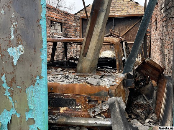 Частные жилые дома поближе к выезду из Макарова также разбиты. У большинства нет окон и отлетела кровля