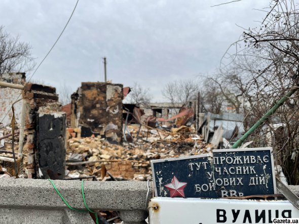 Один зі зруйнованих будинків у Макарові. У ньому проживав учасник бойових дій