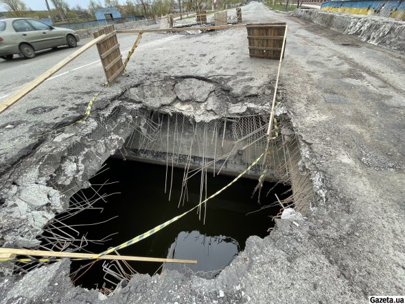 У асфальті на вулицях Макарова від снарядів утворилися ями