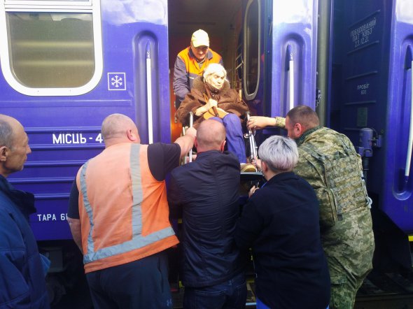 У Полтаві Ганні Гавриленко допомогли завантажитися в поїзд чергова по вкзалу, військові та залізничники