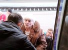 Во Львове женщину встречали волонтеры с инвалидной коляской и помогли добраться из вагона к автомобилю