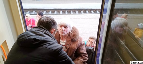 У Львові жінку зустрічали волонтери з інвалідним візком та допомогли дистатися з вагона до автомобіля 