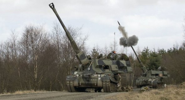 Велика Британія передасть Україні 20 самохідних артилерійських установок AS-90 та 45 тисяч боєприпасів до них. Гаубиці мають дальність дії 25 кіломет­рів. Можуть випустити три снаряди менш ніж за 10 секунд.