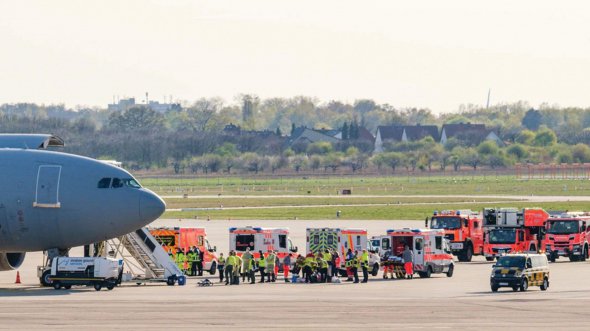 Поранених українців забирають у лікарні німецького Ганновера 20 квітня. Німеччина відправила по них літак із медичним обладнанням.