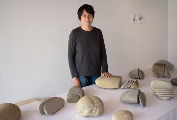 Через неделю экспозиции в Венеции все каменные "паляницы" раскупили. Вырученные 70 тысяч евро Жанна Кадырова направит на благотворительность.