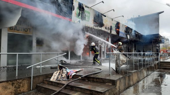 Харків і Харківська область обстрілюється з артилерії. Також росіяни здійснюють авіанальоти та скидають бомби. Після влучань снарядів починаються пожежі, які гасять рятувальники