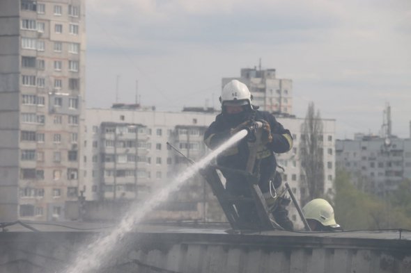Харківські рятувальники щодня виїжджають гасити пожежі, які виникають після російських обстрілів