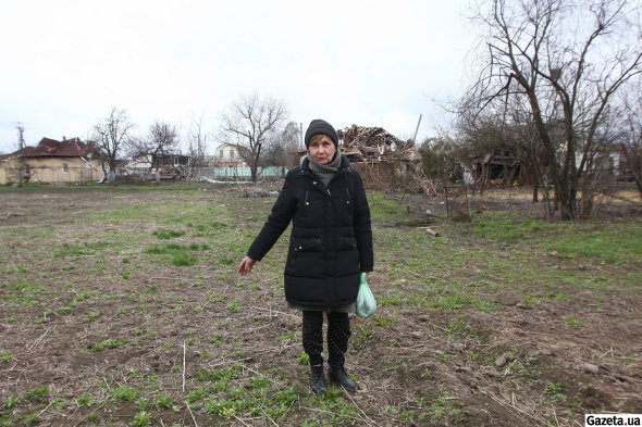 Світлана Циганок евакуювалася із селища 13 березня. Її будинок унаслідок обстрілів залишився без даху, дверей та вікон