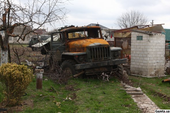 Во дворах и на улице стоит уничтоженная российская военная техника – БМП, грузовики, танки, бензовозы