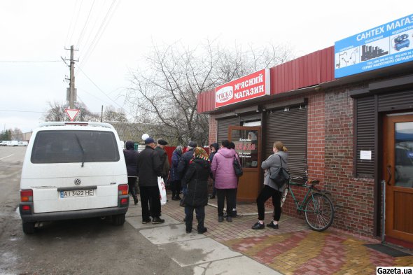 Місцеві мешканці стають в чергу за мʼясом. Його зараз привозять рідко