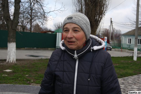 На фото Ніна Шаповалова. Жінка повернулася у Велику Димерку одразу після того, як її звільнили з-під окупації. У її мами через нерви відмовили ноги