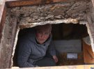 На фото Лена Корбут. Женщина вместе с семьей жила в подвале у своего частного дома. Детей прятали в "шахте" для воды