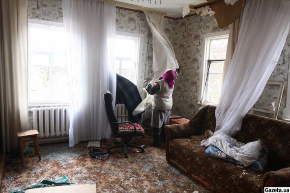 Галина Рубанка жила больше недели в подвале. У нее дома нет окон и крыши. Во время дождей вода попадает внутрь и повреждает стены, потолок, пол