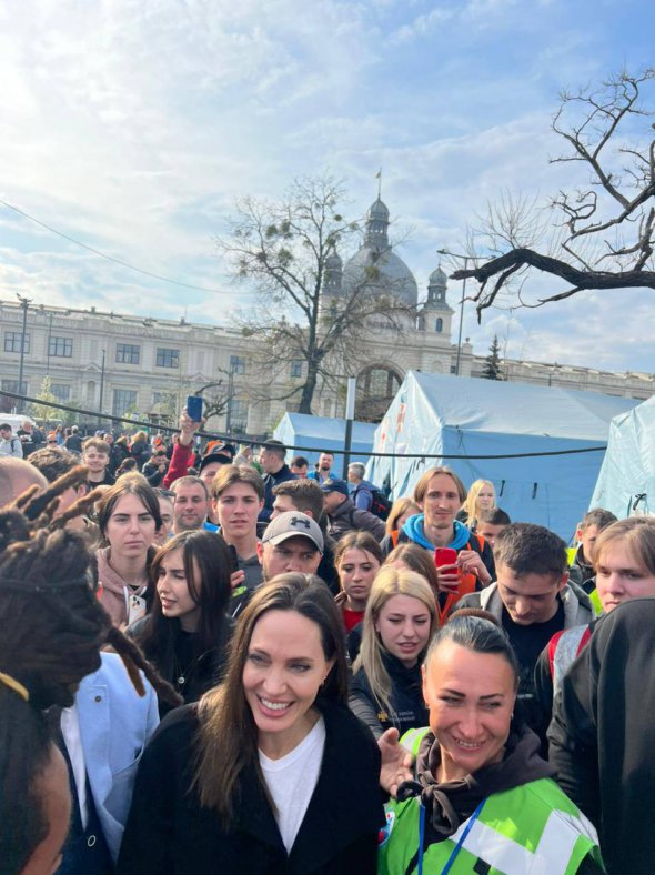 Голливудская актриса Анджелина Джоли встретила переселенцев на вокзале Львова