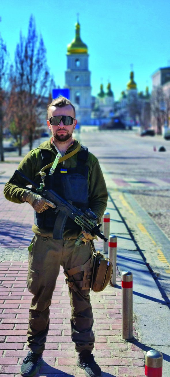 Михайло АДАМЧАК ,35 років, музикант, водій-парамедик. Народився 8 грудня 1986 року в Івано-Франківську. Мати – бухгалтерка, батько – бурильник нафтових і газових свердловин. Закінчив Івано-Франківський національний університет нафти і газу. Працював рятувальником гірськолижного курорту й головним звукорежисером Івано-Франківського театру ляльок. Артдиректор музичних фестивалів ”Підкамінь”, ”Черемош-фест”. Співорганізатор фестивалів ”Під Покровом Тризуба”, ”Карпатський протяг”, ”Оле, Довбуш”. 2006 року створив рок-гурт ”КораЛЛі”. Співавтор близько пів сотні пісень. Грає на сопілці, флоярі, телинці, дуді, скрипці, гітарі, клавішних, дримбі та трембіті. З 2015-го до 2018-го був водієм-парамедиком медичного батальйону ”Госпітальєри” у складі Української добровольчої армії. З 24 лютого 2022 року знову долучився до медбатальйону. Колекціонує сопілки й вишиванки. Зібрав понад 300 лемківських казок. Смакує грибний крем-суп, молоко й лікер на основі віскі ”Південний комфорт”. Читає книжки Макса Кідрука й Тамари Горіха Зерня. Подобаються фільми ”Толока” Михайла Іллєнка, ”Книга Ілая” Альберта й Аллана Г’юзів, кінотрилогія ”Шалений Макс” Джорджа Міллера. Заручений з історикинею Мариною Мірзаєвою, 25 років. Має лабрадора Джес. Живе в Боярці на Київщині