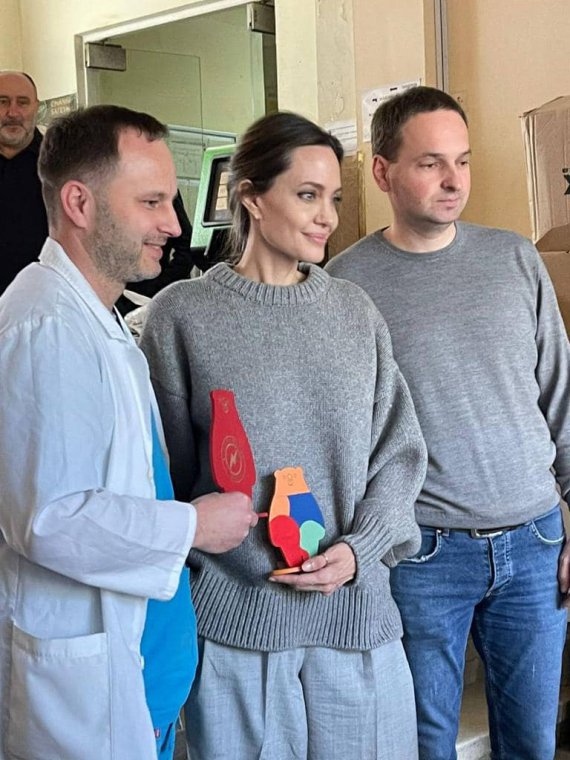 Голливудская актриса и посол доброй воли ООН Анджелина Джоли продолжает общаться и поддерживать украинцев во Львове и области