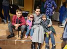 Кінозірка провідала на Львівщині дітей, які постраждали від ракетного удару російських загарбників по вокзалу в Краматорську