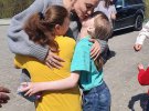Анджелина Джоли прибыла к детям с подарками, хорошим настроением