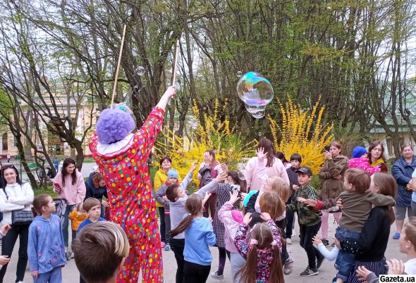 Во Львов эвакуировали многих детей. Для них устраивают праздники волонтеры и общественные организации