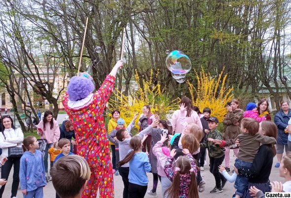 До Львова евакуювали багато дітей. Для них влаштовують свята волонтери та громадські організації