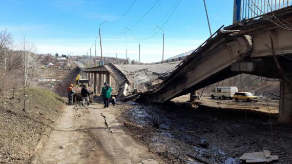 Дорожники Харьковщины ежедневно проводят ямочный ремонт на дорогах области