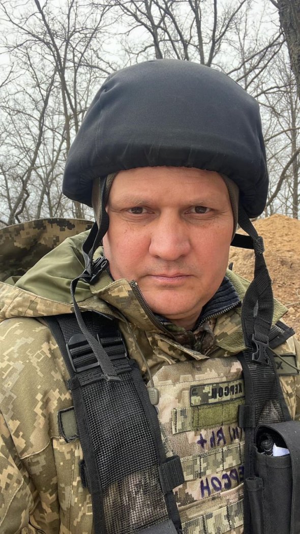 Сергій Хлань - депутат Херсонської обласної ради.  Працював вчителем математики. З 2000 року почав займатися підприємницькою діяльністю. Заснував декілька агропідприємств, які об’єднав у агропромисловий комплекс "Златодар" у Каховці на Херсонщині. Був народним депутатом у Верховній Раді 8 скликання.  Фото: Facebook