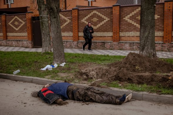 Тело мирного жителя эксгумировано из неглубокой могилы, найденной на обочине дороги. Изуродованные тела до сих пор находят 