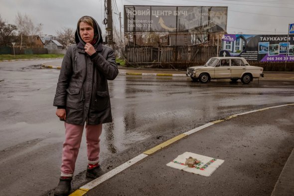 Абрамова на місці, де застрелили її чоловіка. Місце відзначено вишитим платком 