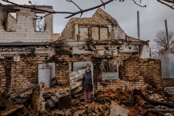 Абрамова в развалинах своего дома. «Как будто смотрю на это, и продолжаю видеть свой старый дом», - говорит она 