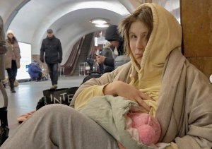 Тетяна Блізняк із донькою виїхала з Києва за кілька днів після початку війни. У підземці фотограф зняв, як вона годувала грудьми дитину. Із світлини намалювали ікону, яка тепер стоїть у церкві в італійському Неаполі