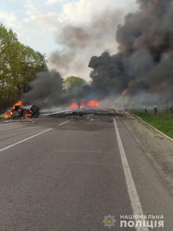 На Рівненщині  бензовоз зіштовхнувся з пасажирським автобусом. 16 людей загинули, ще шість - скалічилися