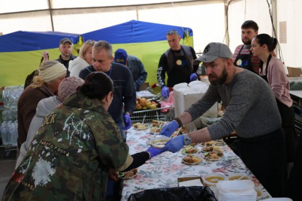 Убежавшие с «Азовстали» в Запорожье получают горячею еду 